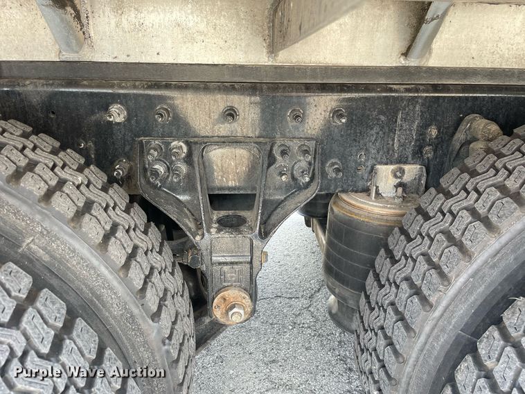 image for item LJ9782 2016 International WorkStar 7600  vacuum truck