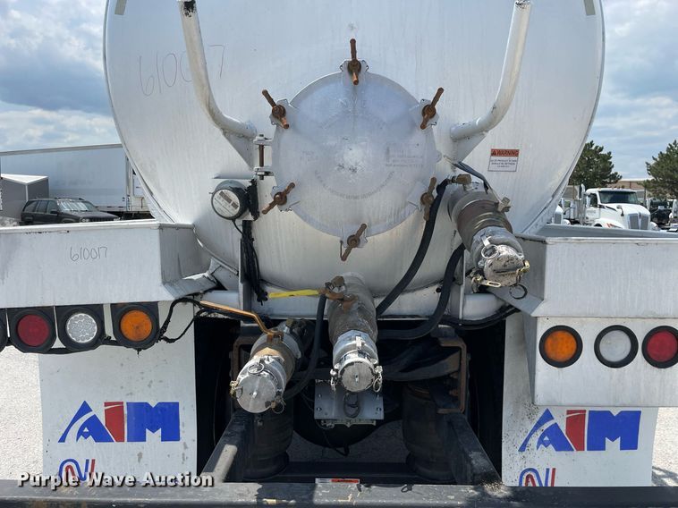 image for item LJ9782 2016 International WorkStar 7600  vacuum truck