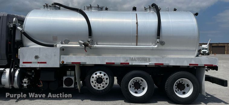 image for item LJ9782 2016 International WorkStar 7600  vacuum truck