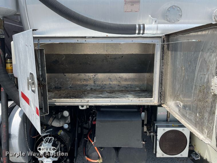 image for item LJ9782 2016 International WorkStar 7600  vacuum truck