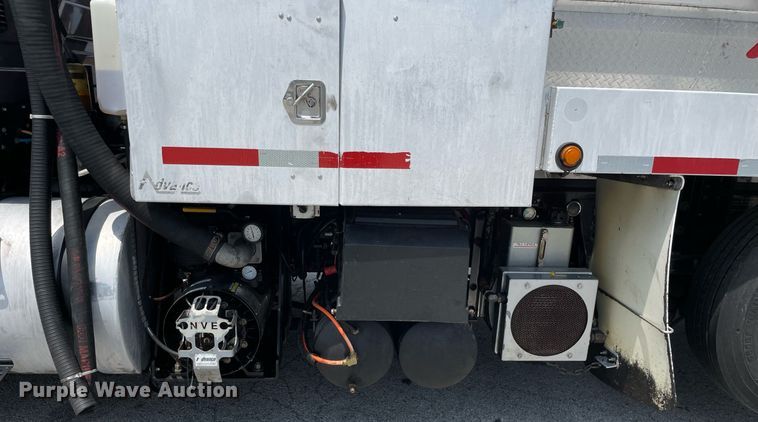 image for item LJ9782 2016 International WorkStar 7600  vacuum truck