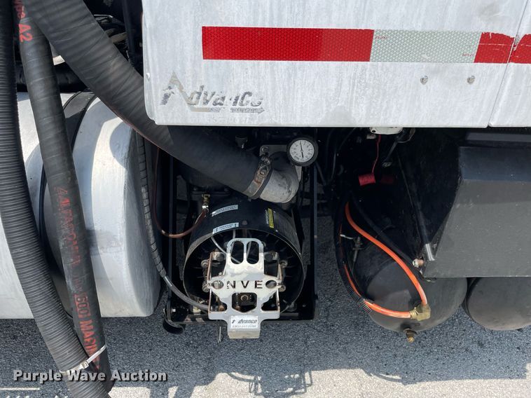 image for item LJ9782 2016 International WorkStar 7600  vacuum truck