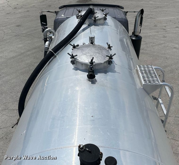 image for item LJ9782 2016 International WorkStar 7600  vacuum truck