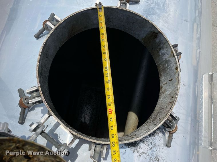 image for item LJ9782 2016 International WorkStar 7600  vacuum truck