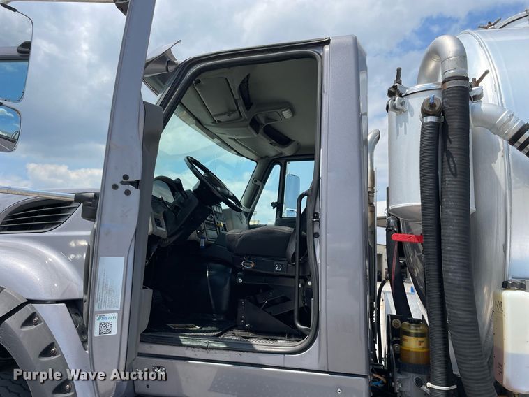 image for item LJ9782 2016 International WorkStar 7600  vacuum truck