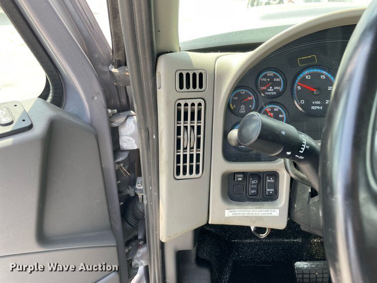 image for item LJ9782 2016 International WorkStar 7600  vacuum truck