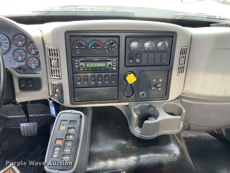 image for item LJ9782 2016 International WorkStar 7600  vacuum truck