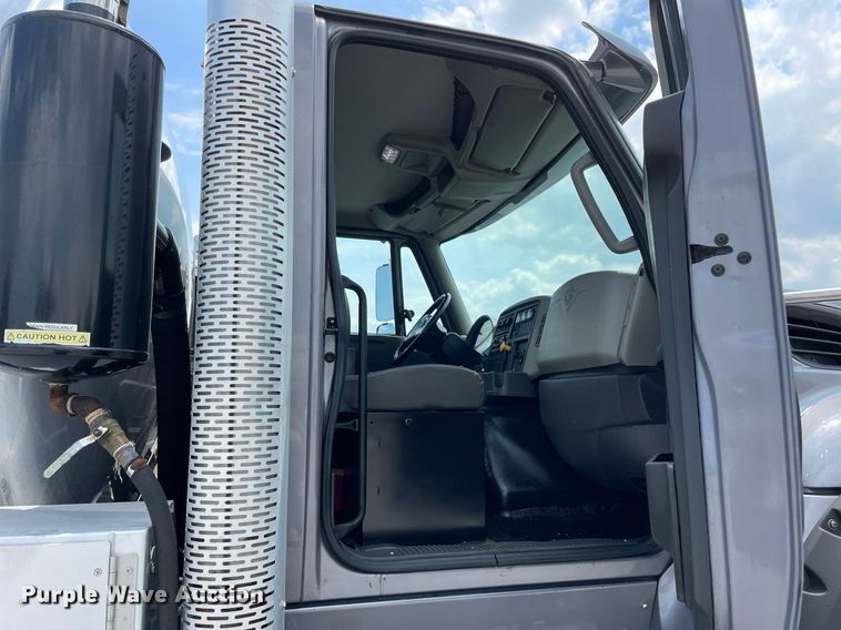 image for item LJ9782 2016 International WorkStar 7600  vacuum truck