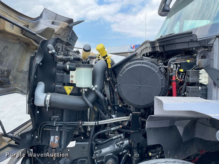 image for item LJ9782 2016 International WorkStar 7600  vacuum truck