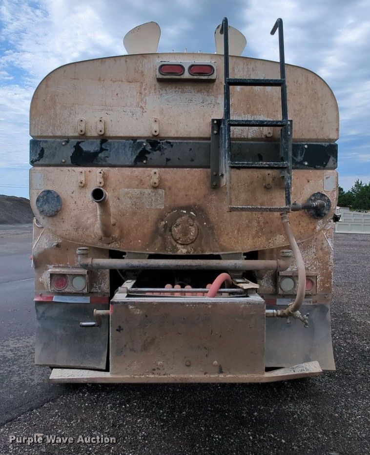 image for item LM9850 2007 Freightliner Business Class M2  water truck