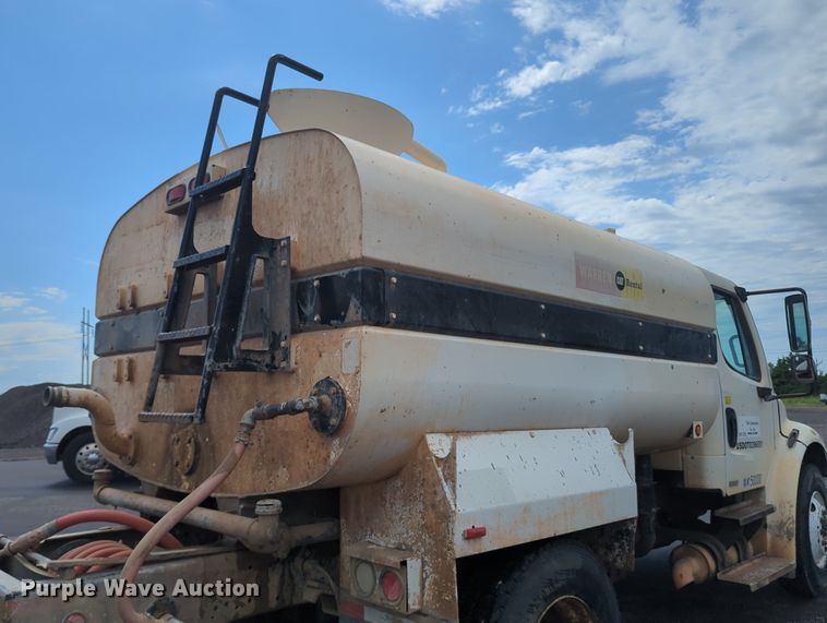image for item LM9850 2007 Freightliner Business Class M2  water truck