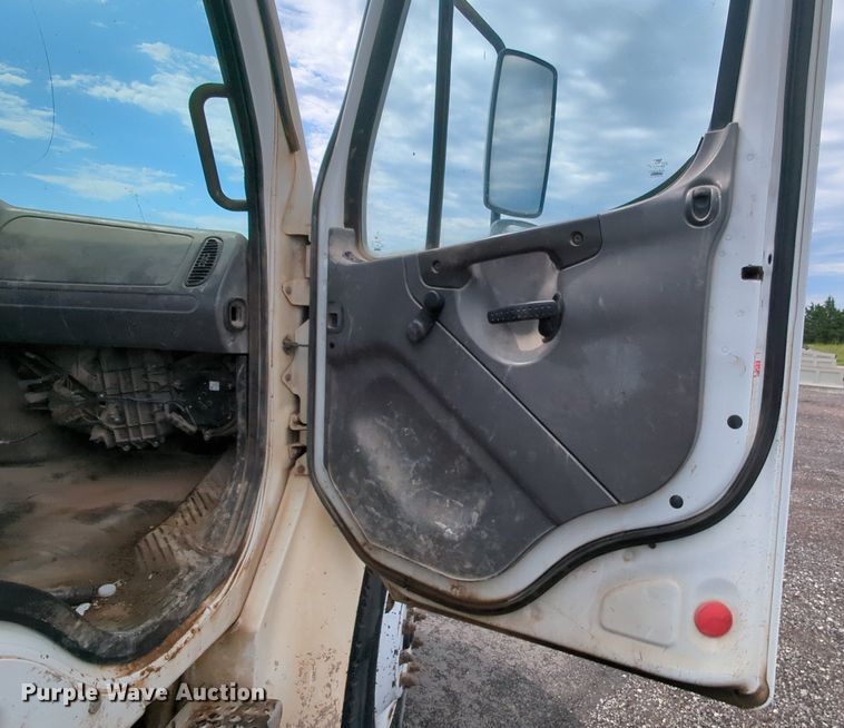 image for item LM9850 2007 Freightliner Business Class M2  water truck