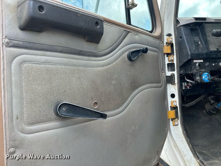 image for item MQ9292 1997 International 2554  dump truck