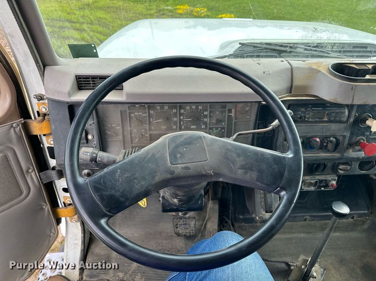 image for item MQ9292 1997 International 2554  dump truck