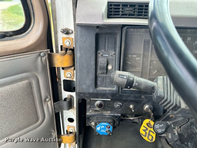 image for item MQ9292 1997 International 2554  dump truck