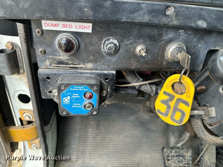 image for item MQ9292 1997 International 2554  dump truck