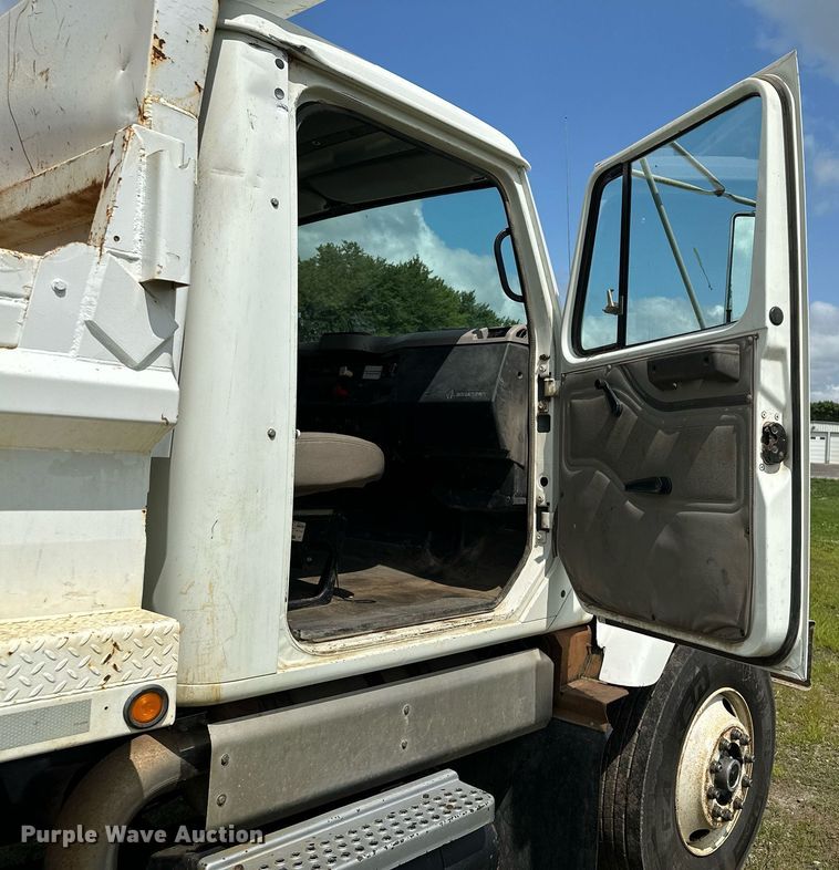 image for item MQ9292 1997 International 2554  dump truck