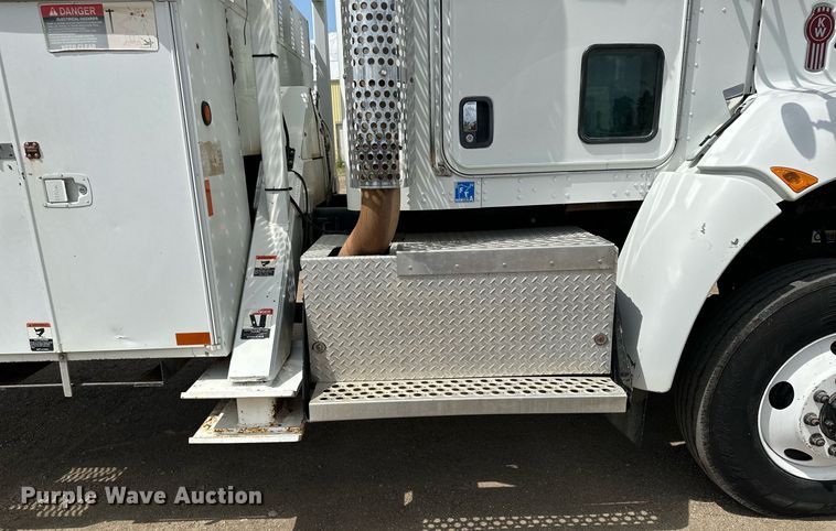 image for item MQ9293 2010 Kenworth T370  bucket truck