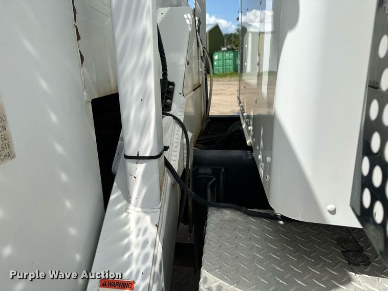 image for item MQ9293 2010 Kenworth T370  bucket truck