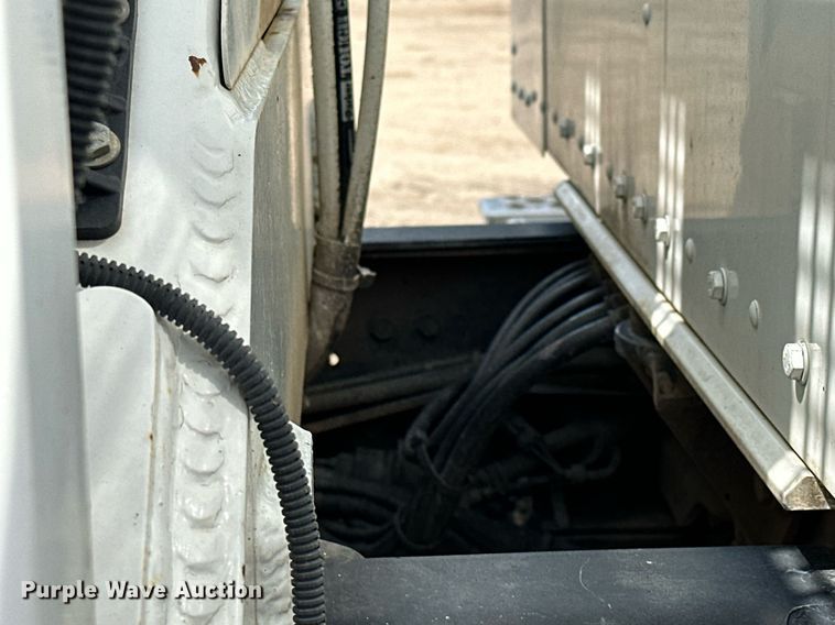 image for item MQ9293 2010 Kenworth T370  bucket truck