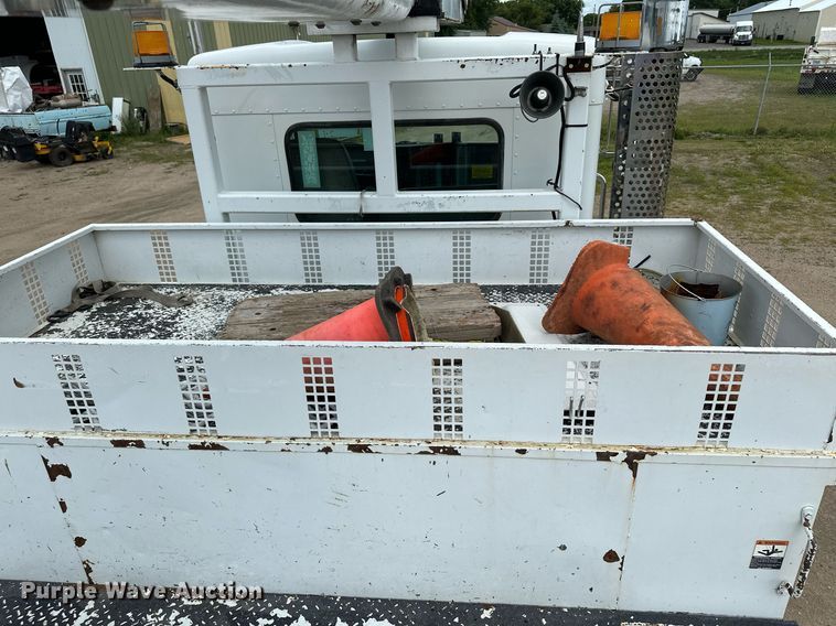 image for item MQ9293 2010 Kenworth T370  bucket truck