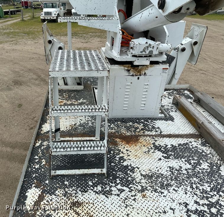 image for item MQ9293 2010 Kenworth T370  bucket truck