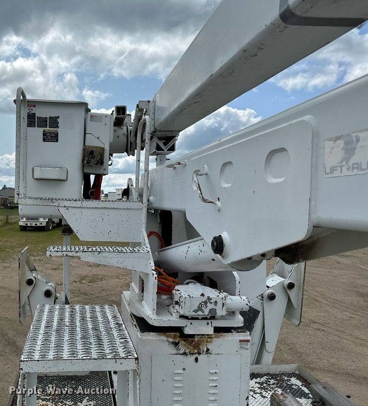 image for item MQ9293 2010 Kenworth T370  bucket truck