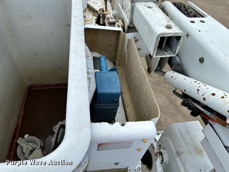 image for item MQ9293 2010 Kenworth T370  bucket truck