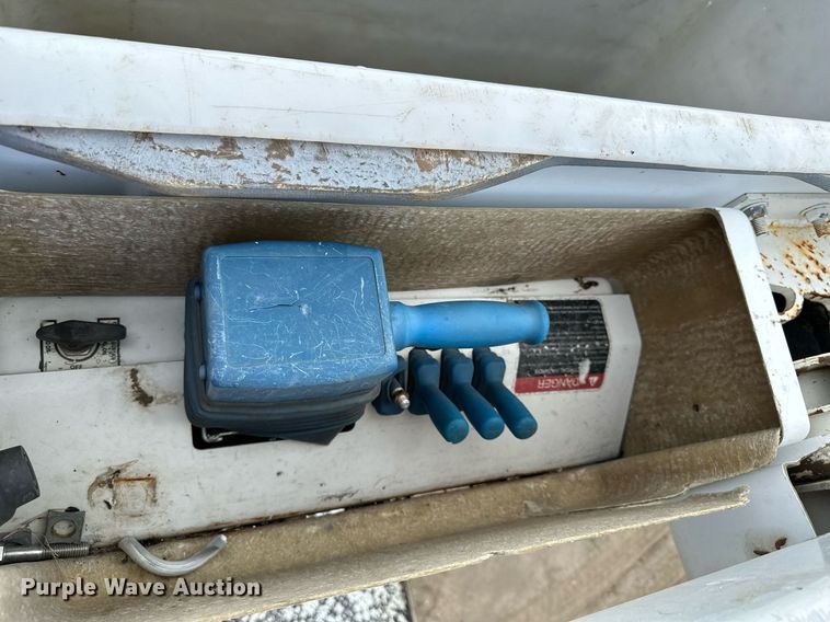 image for item MQ9293 2010 Kenworth T370  bucket truck