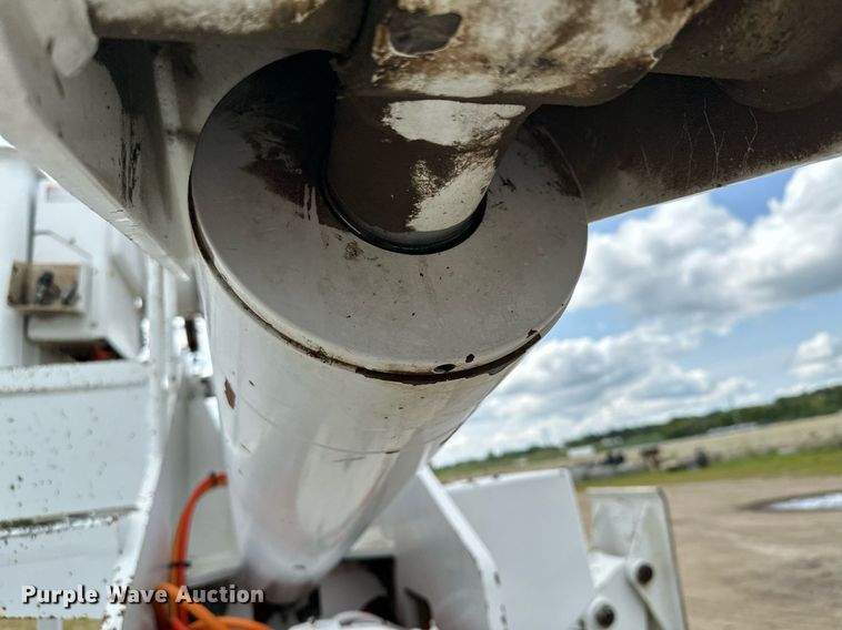 image for item MQ9293 2010 Kenworth T370  bucket truck