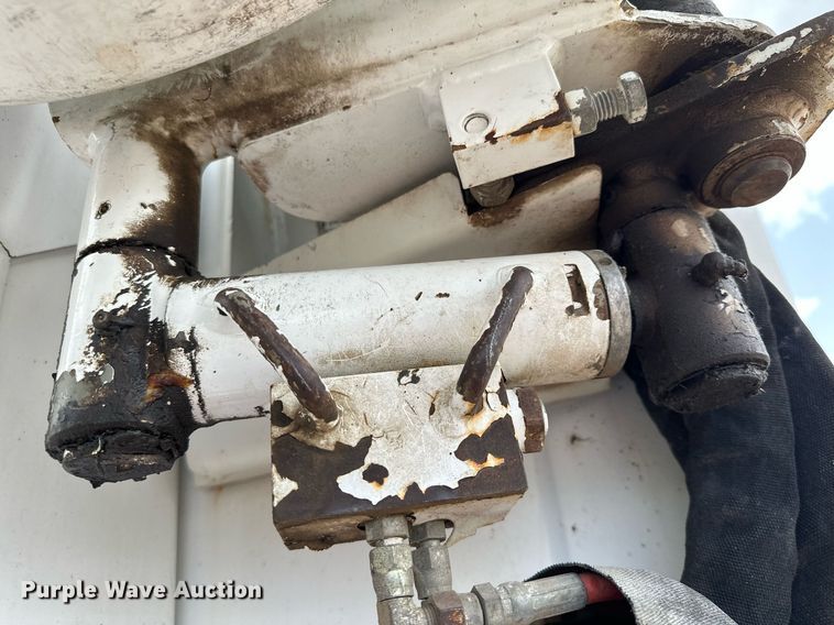 image for item MQ9293 2010 Kenworth T370  bucket truck