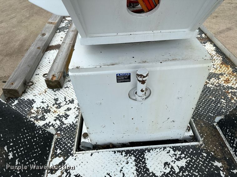 image for item MQ9293 2010 Kenworth T370  bucket truck