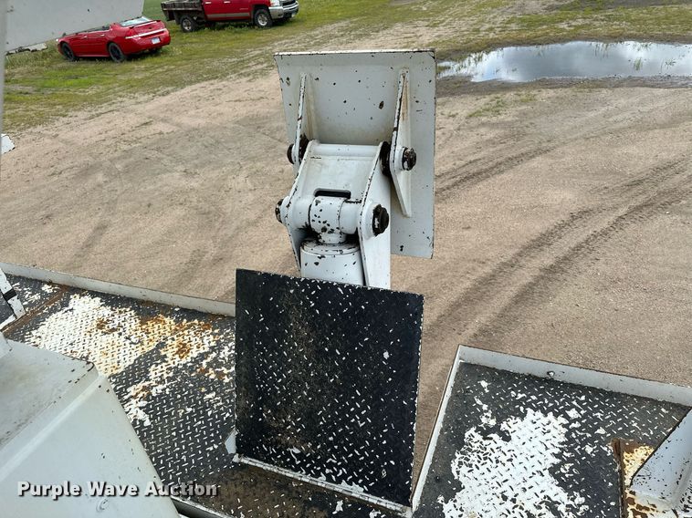 image for item MQ9293 2010 Kenworth T370  bucket truck