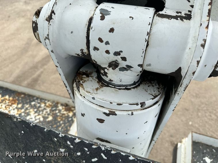 image for item MQ9293 2010 Kenworth T370  bucket truck