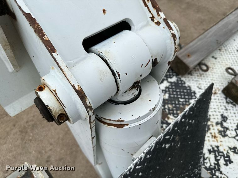 image for item MQ9293 2010 Kenworth T370  bucket truck