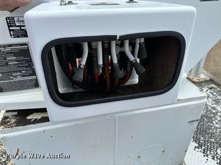 image for item MQ9293 2010 Kenworth T370  bucket truck