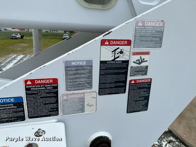 image for item MQ9293 2010 Kenworth T370  bucket truck