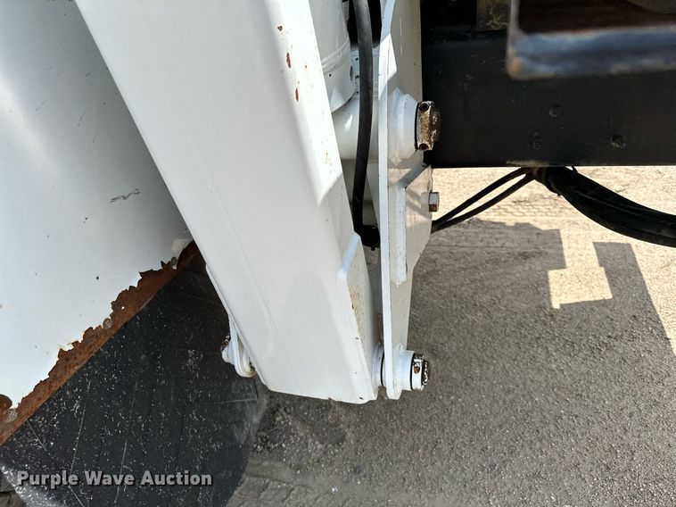 image for item MQ9293 2010 Kenworth T370  bucket truck