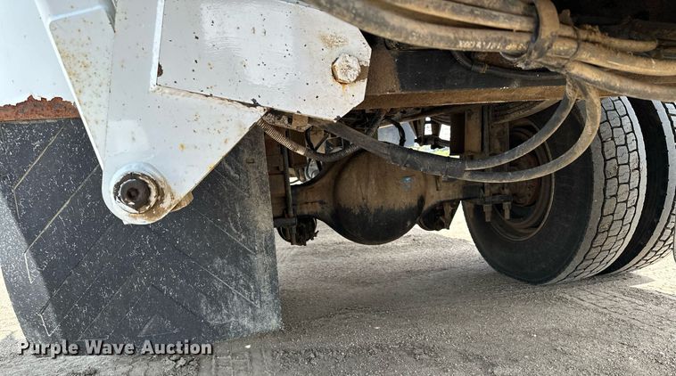 image for item MQ9293 2010 Kenworth T370  bucket truck