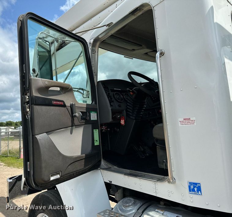 image for item MQ9293 2010 Kenworth T370  bucket truck