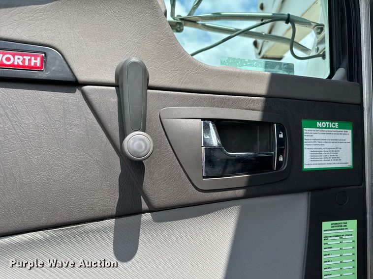 image for item MQ9293 2010 Kenworth T370  bucket truck