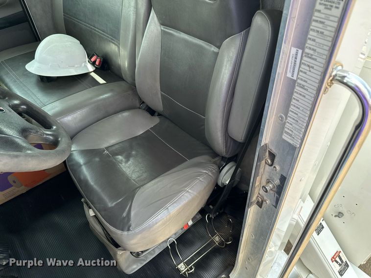 image for item MQ9293 2010 Kenworth T370  bucket truck