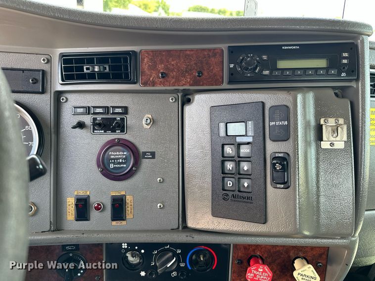 image for item MQ9293 2010 Kenworth T370  bucket truck