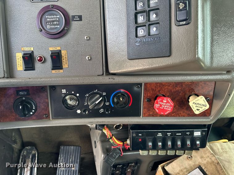 image for item MQ9293 2010 Kenworth T370  bucket truck