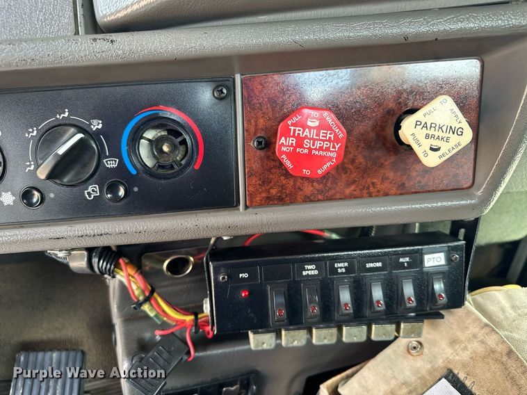 image for item MQ9293 2010 Kenworth T370  bucket truck