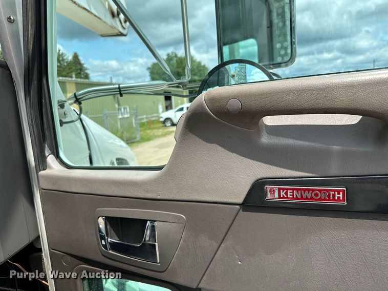 image for item MQ9293 2010 Kenworth T370  bucket truck