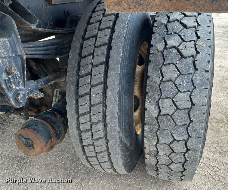 image for item MQ9293 2010 Kenworth T370  bucket truck