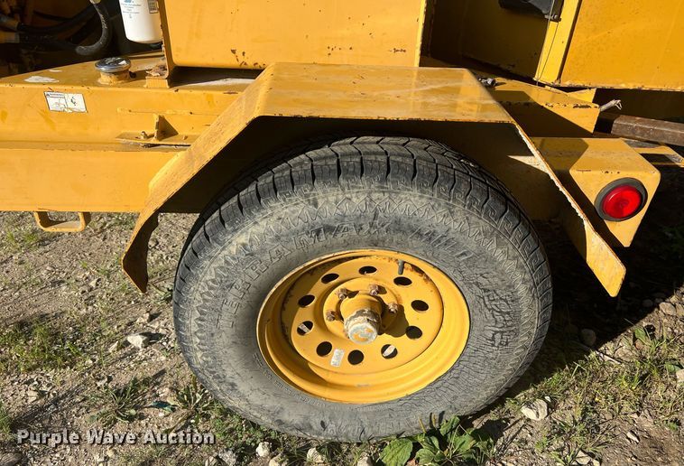 image for item NA9018 1998 Vermeer BC1230  wood chipper