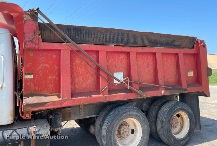 image for item NB9106 2000 International 4900  dump truck