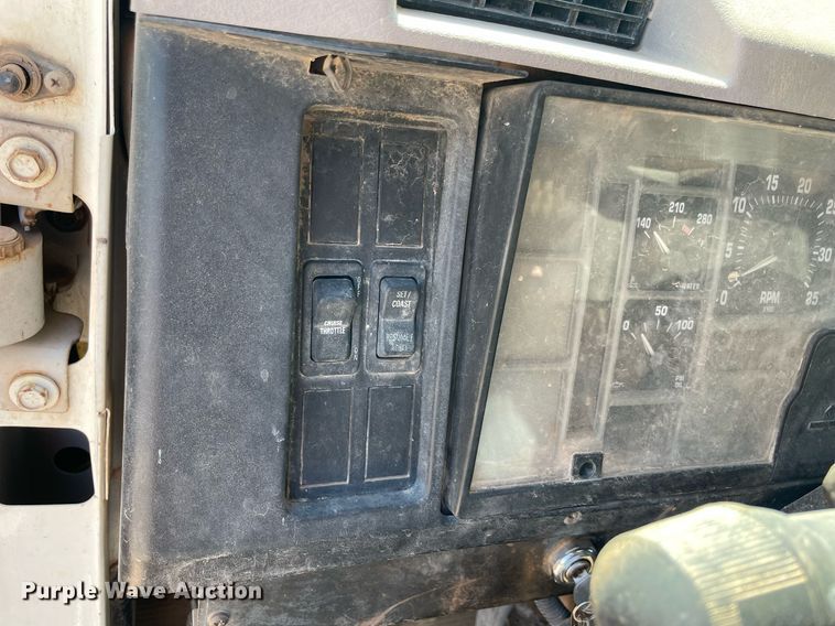 image for item NB9106 2000 International 4900  dump truck